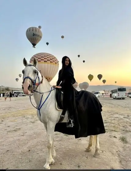 cappadocia air balloons horse photoshooting girl